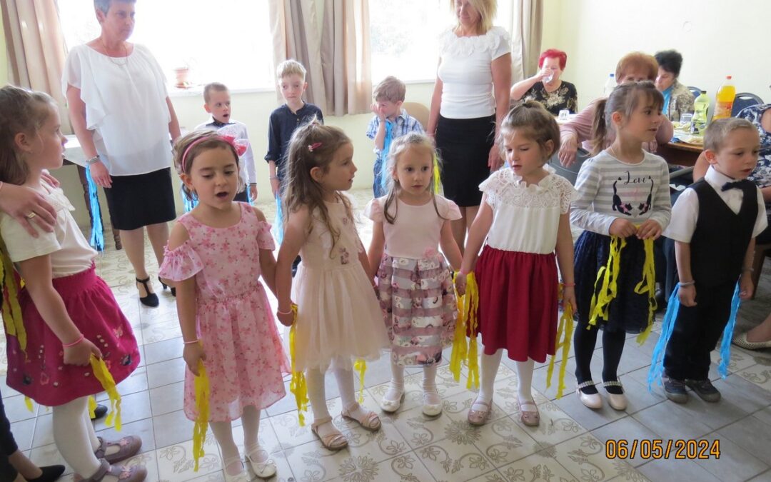 Almácska csoport műsora a mozgáskorlátozottak csoportjának