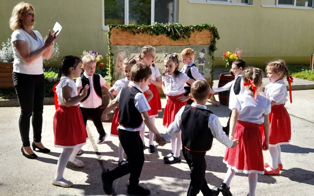 „Gyertek lányok ligetre”